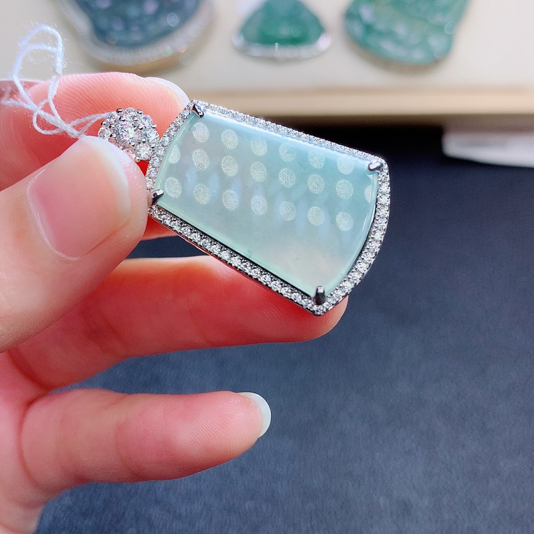 翡翠颈饰未镶嵌翡翠