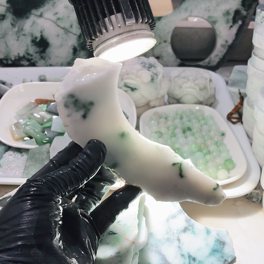 翡翠未镶嵌颈饰边角料