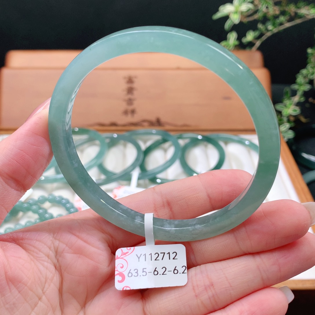 翡翠手镯未镶嵌天然