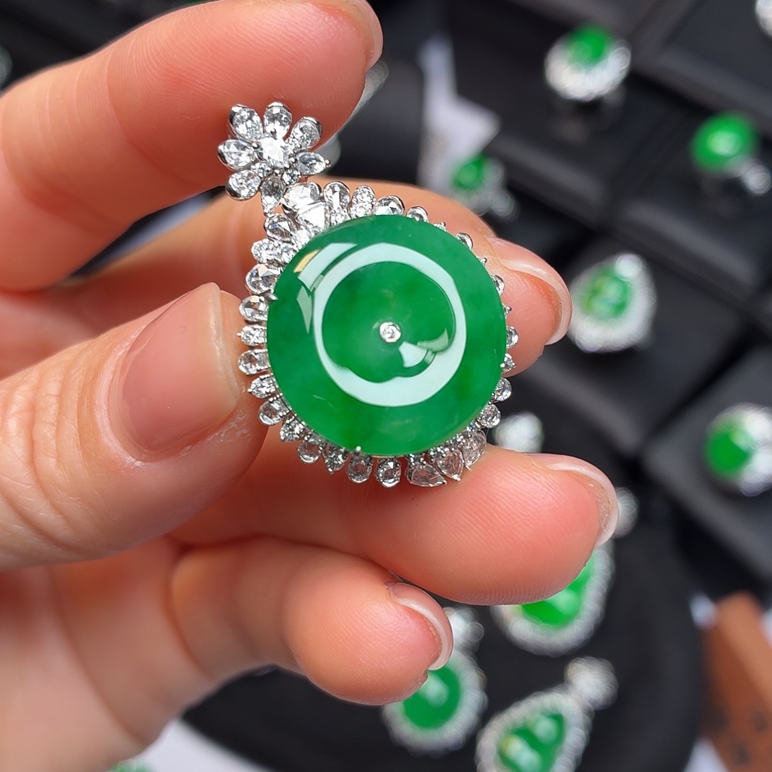 翡翠18K金镶嵌戒指