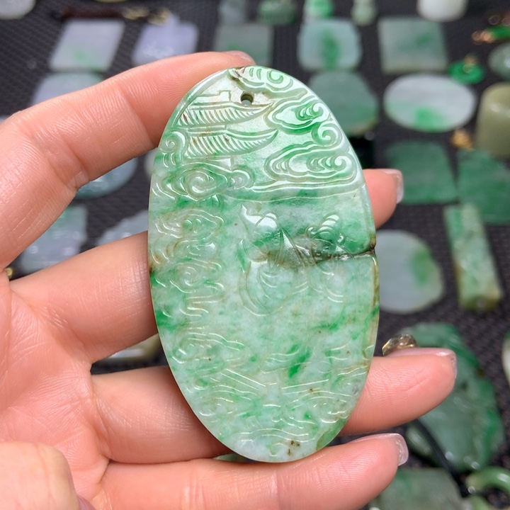 翡翠挂件未镶嵌……