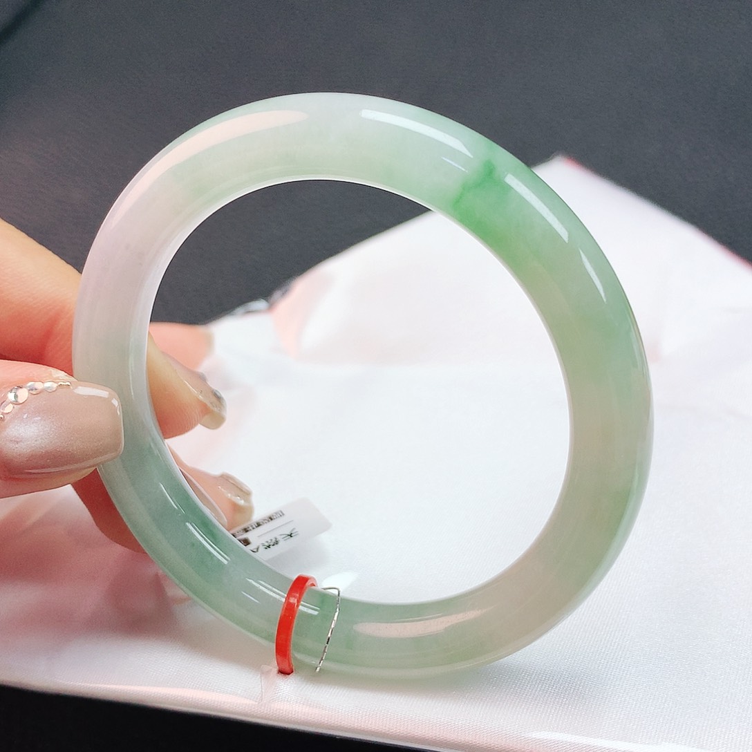 翡翠手镯未镶嵌55圈