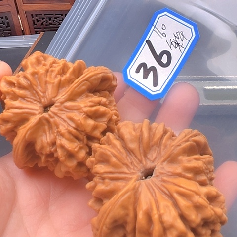 文玩核桃吊坠。*华龙鼎