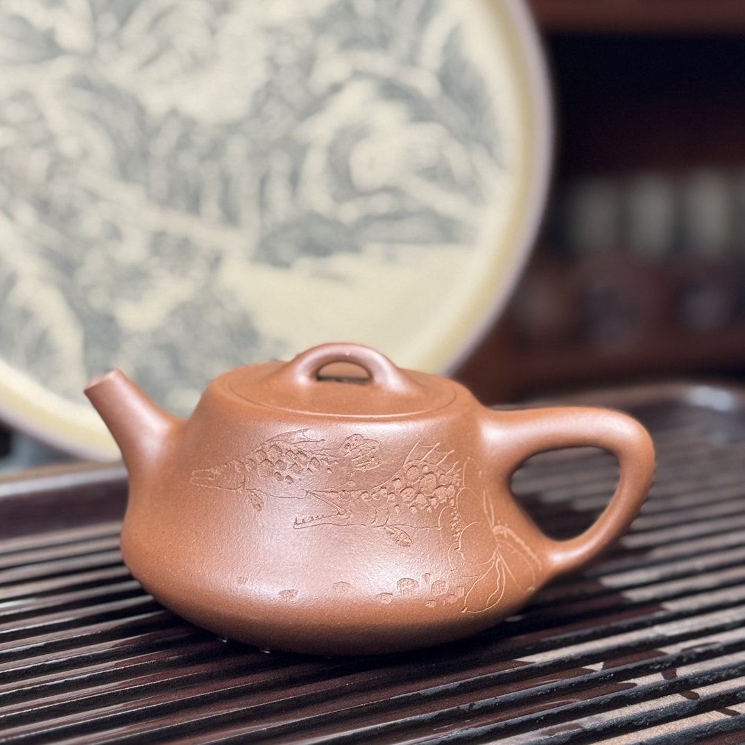 紫砂壶柱础石瓢容量245c刻绘荷鳜图“和为贵”天和风而顺地和五谷丰