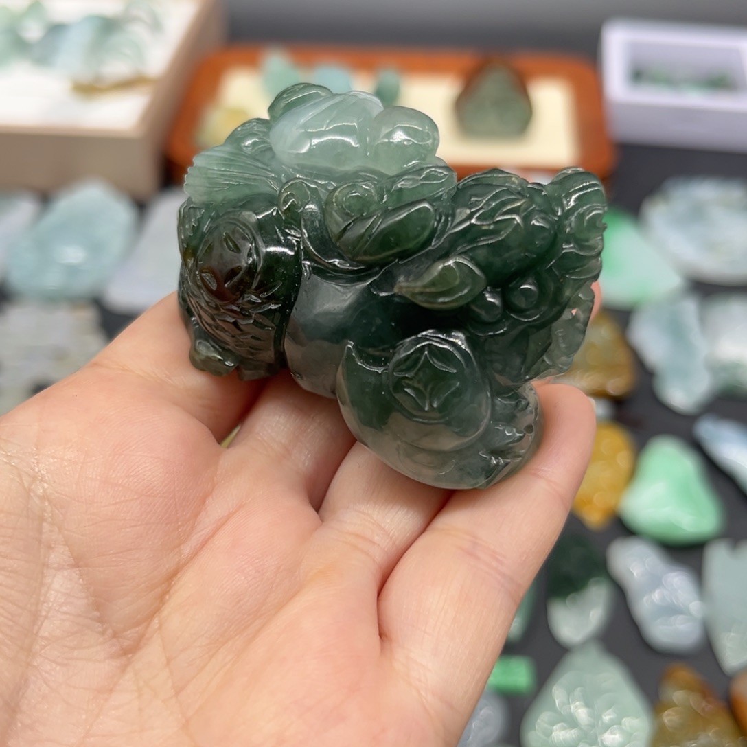 翡翠未镶嵌颈饰大貔貅