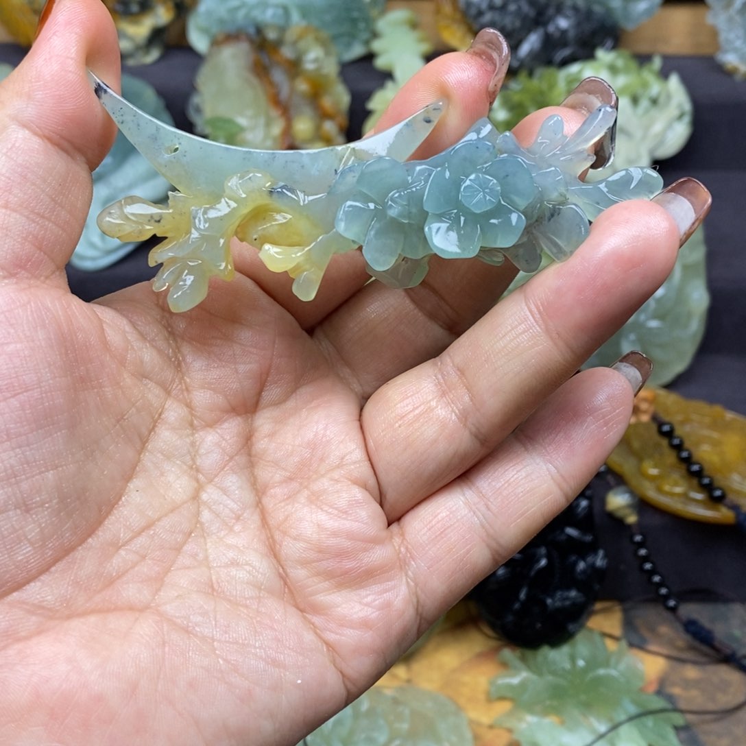 蛇纹石玉颈饰未镶嵌