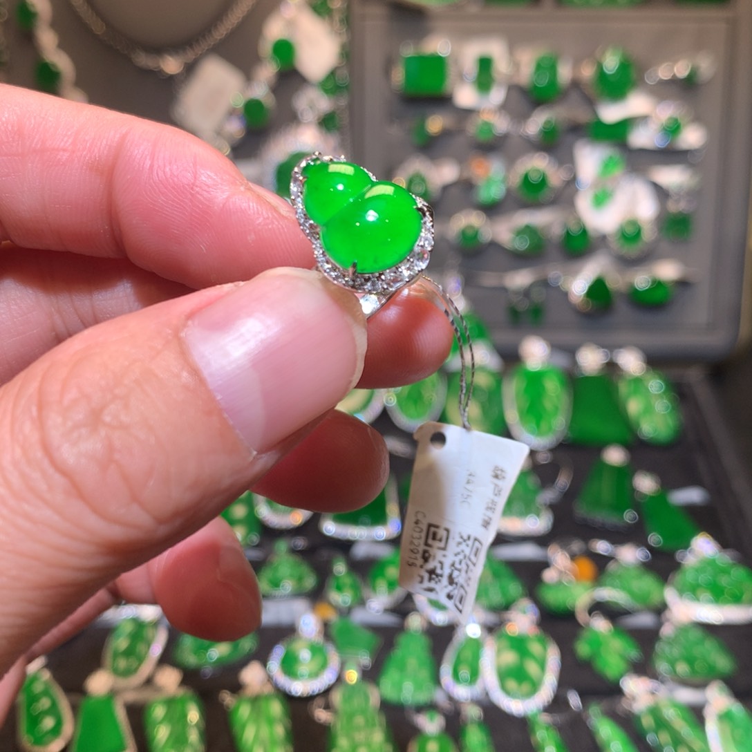 翡翠戒指18K金镶嵌天然翡翠