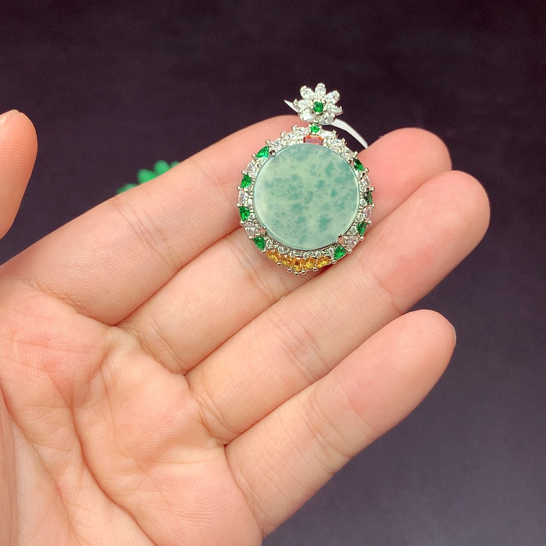 翡翠未镶嵌吊坠(赠链)