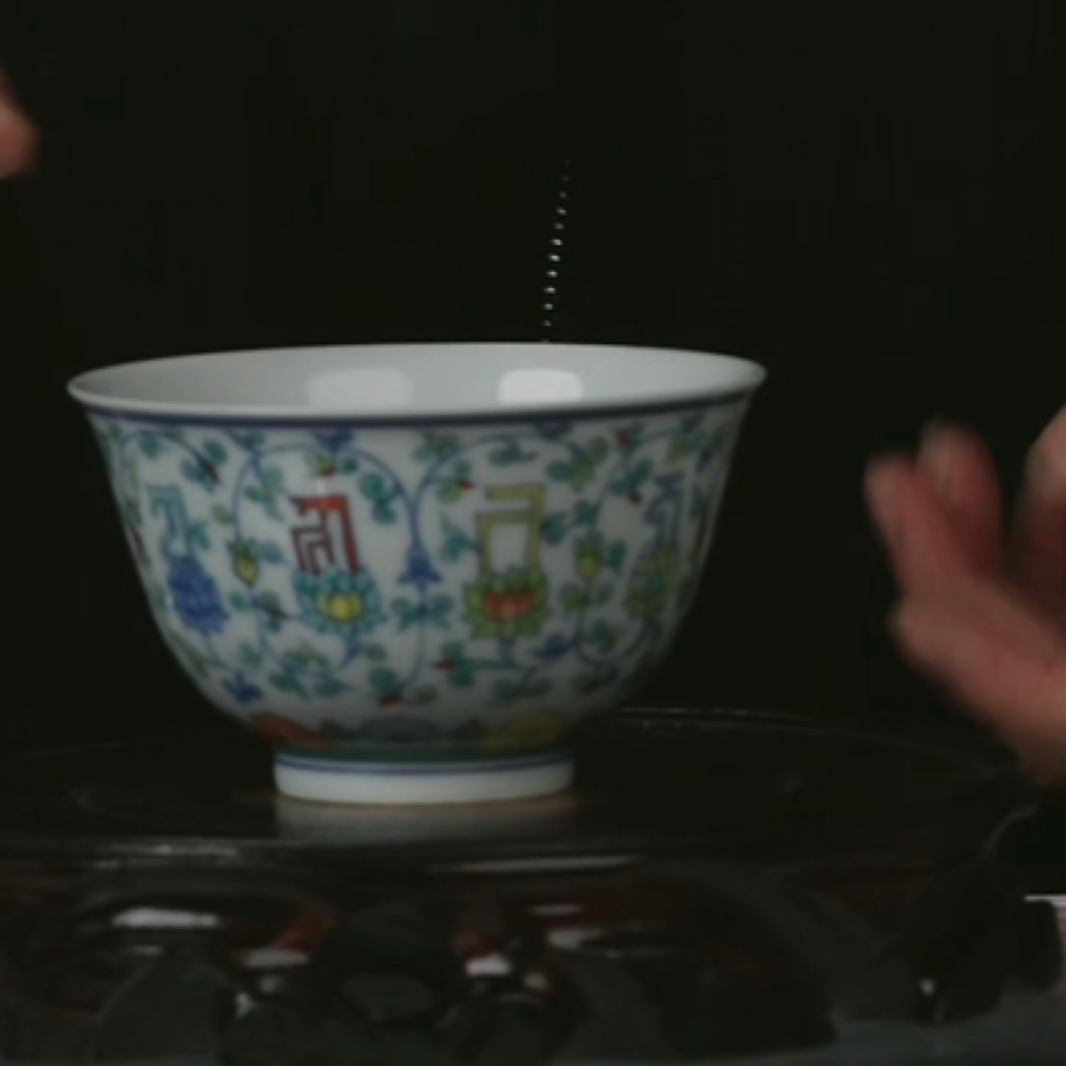 Y斗彩缠枝莲梵字纹茶碗