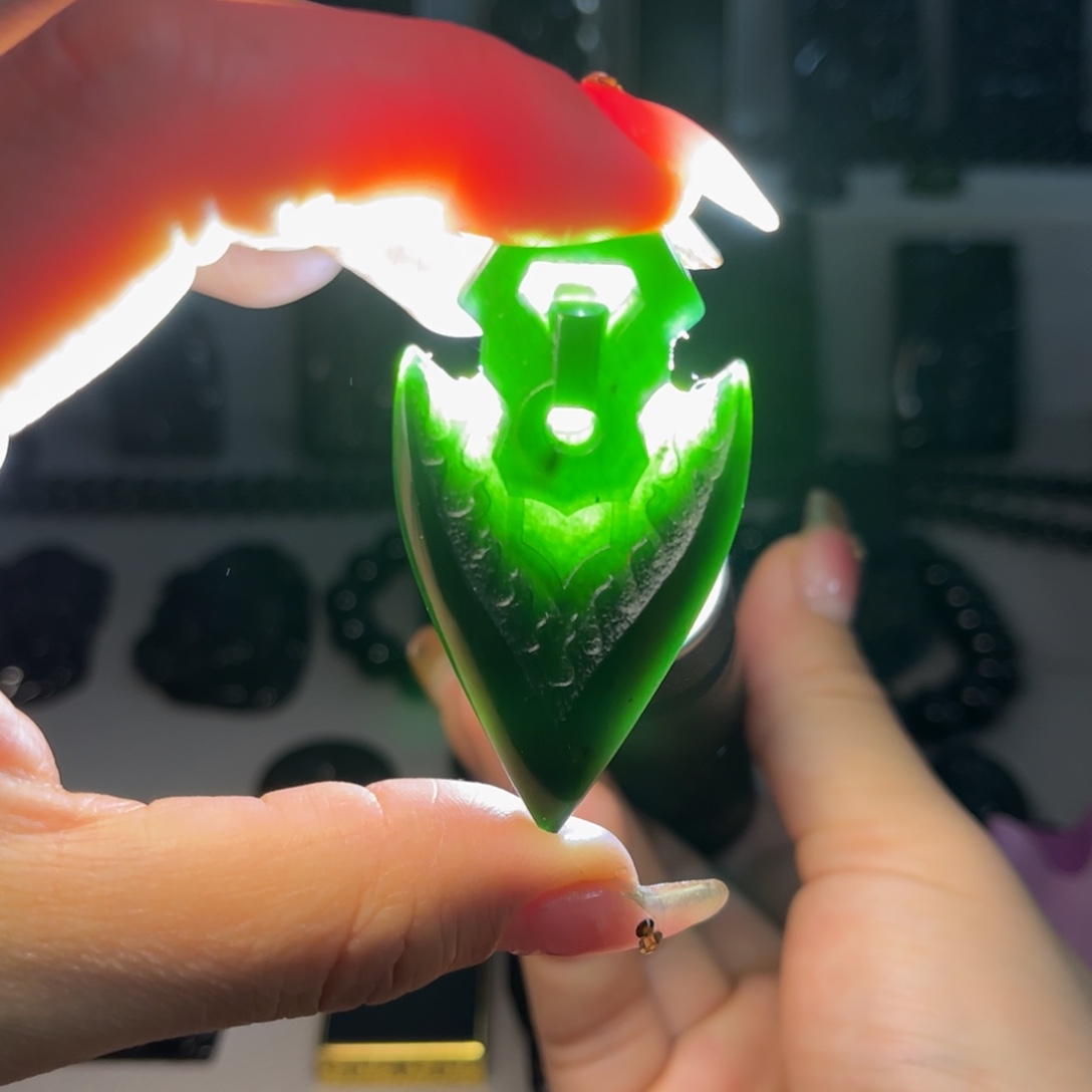 蛇纹石玉颈饰合金