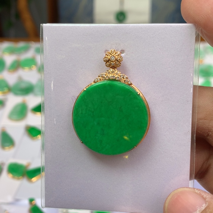 翡翠颈饰18K金镶嵌翡翠