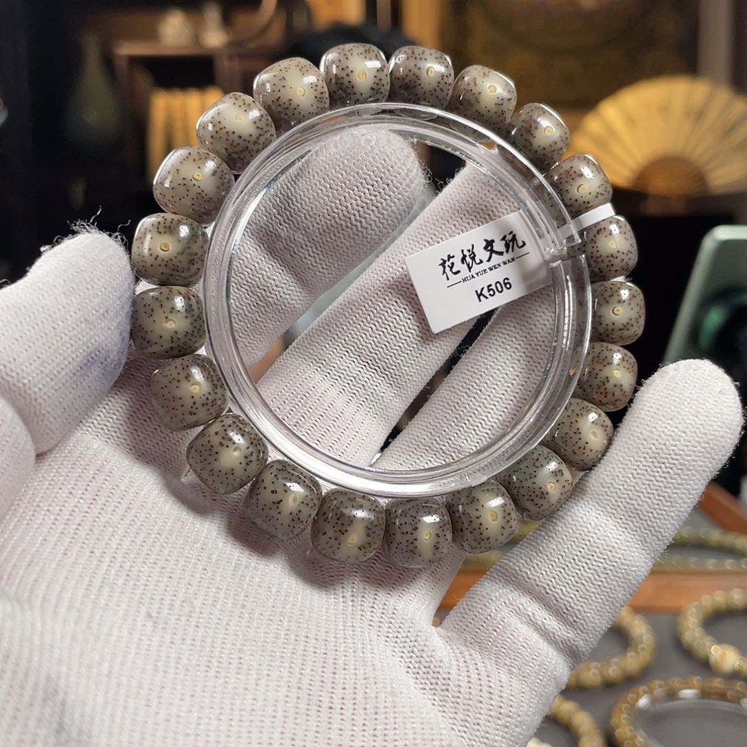 手串星月菩提10x9 糯冰黑冰针尖星 K506