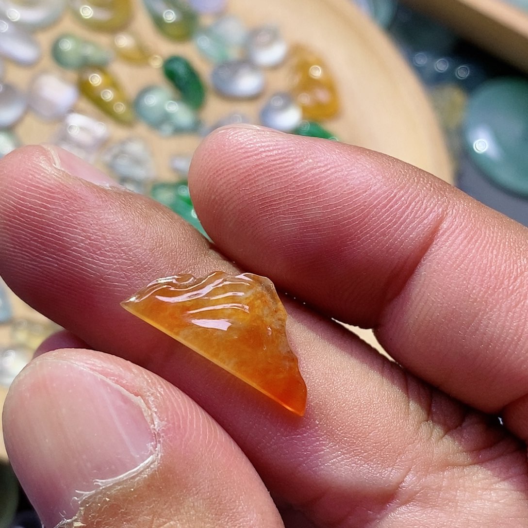 翡翠颈饰未镶嵌卡*。翡翠
