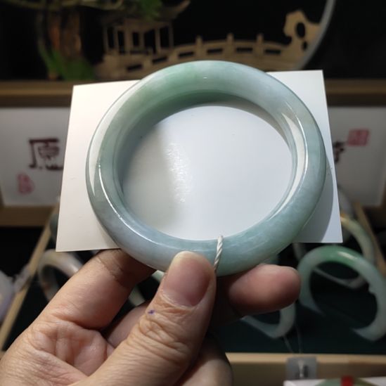 翡翠手镯未镶嵌55胖圆胶润细腻白底飘绿花