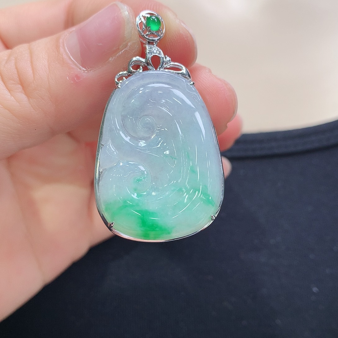 翡翠颈饰18K金镶嵌如意