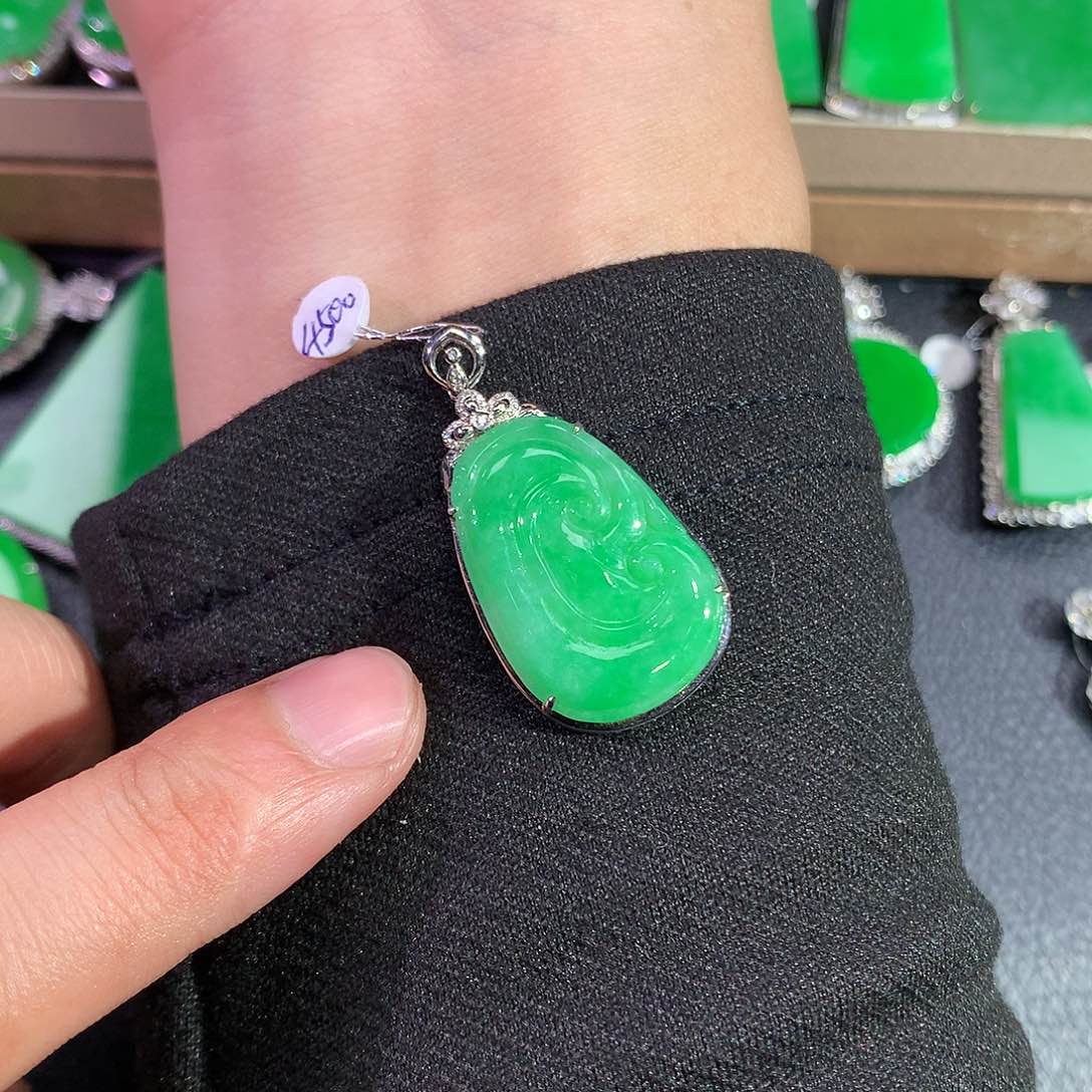 翡翠吊坠(赠链)18K金镶嵌