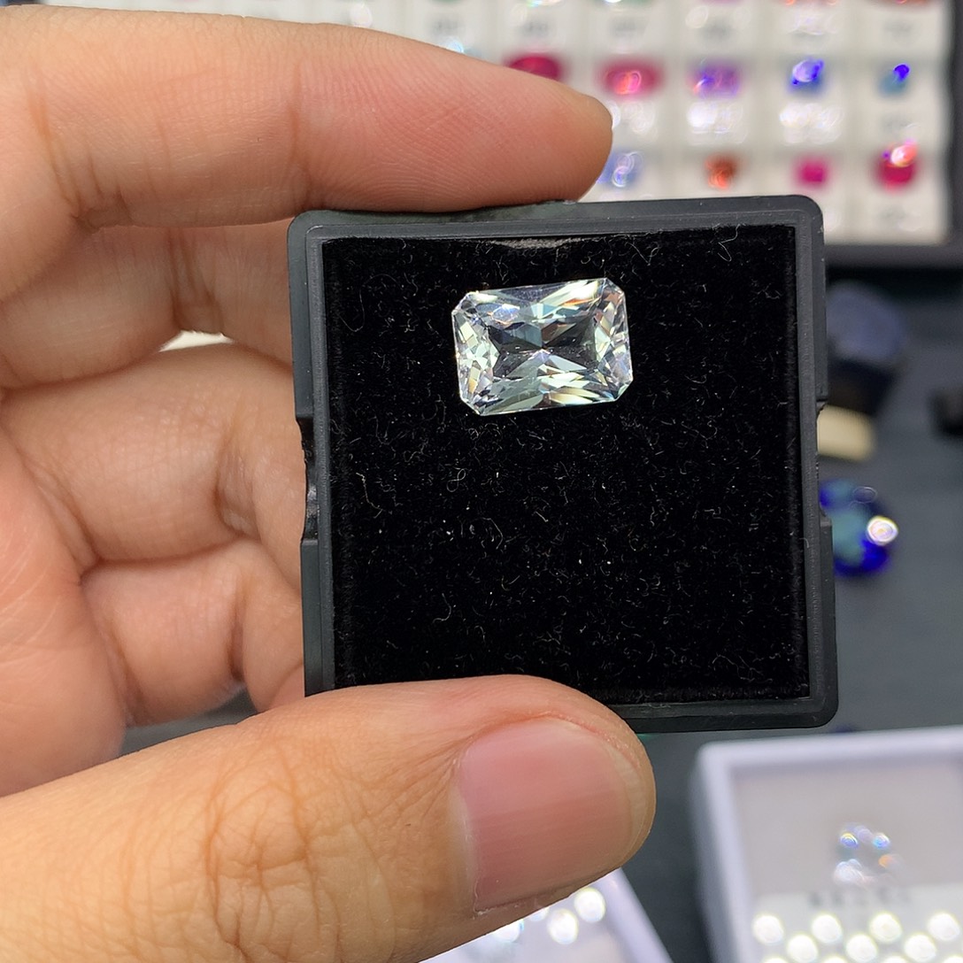 芳***榕赛黄晶未镶嵌裸石6.1克拉