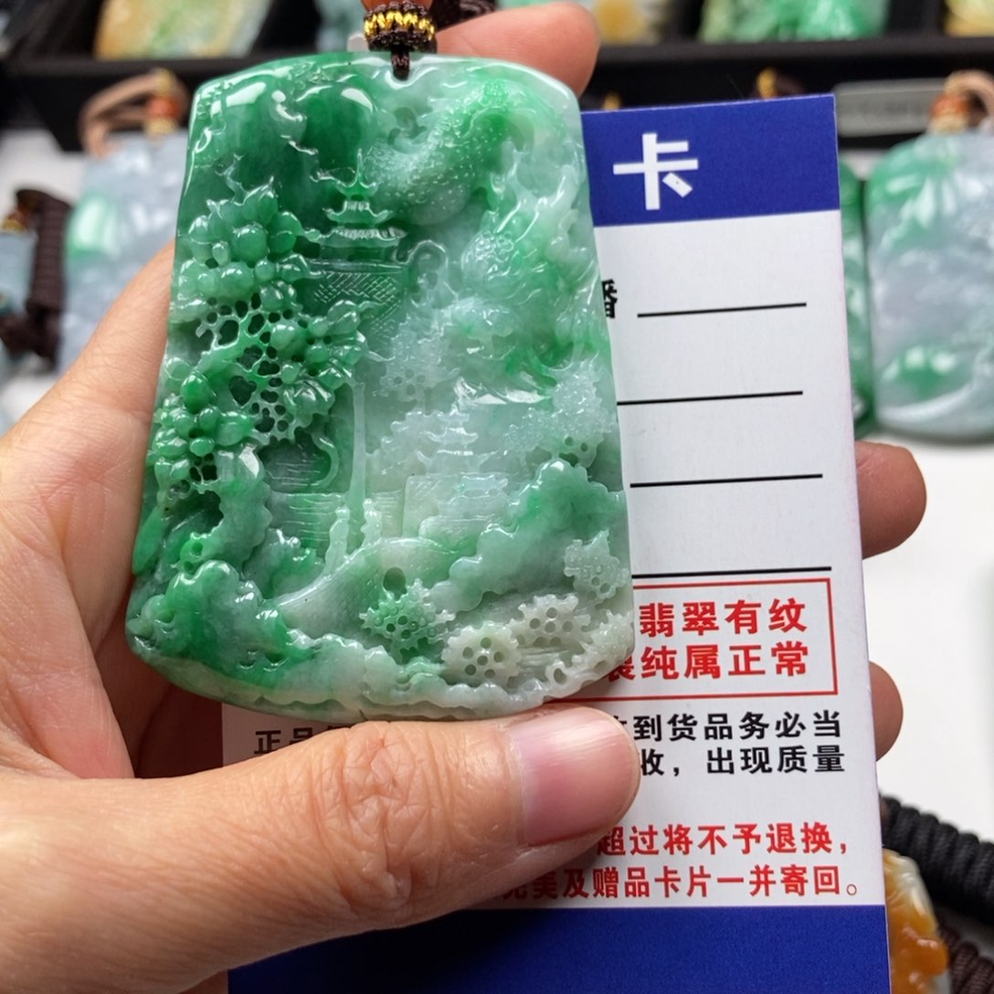 翡翠颈饰未镶嵌西**关吊坠