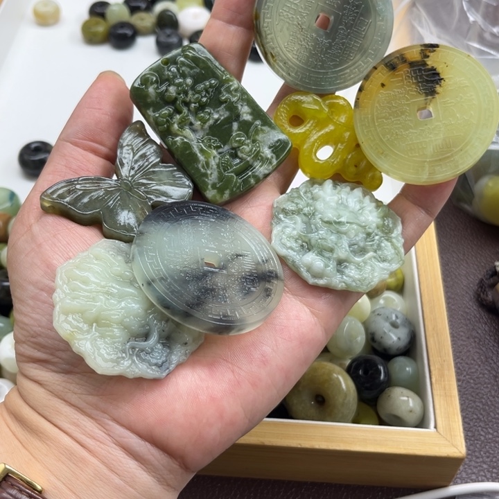 未镶嵌蛇纹石玉颈饰