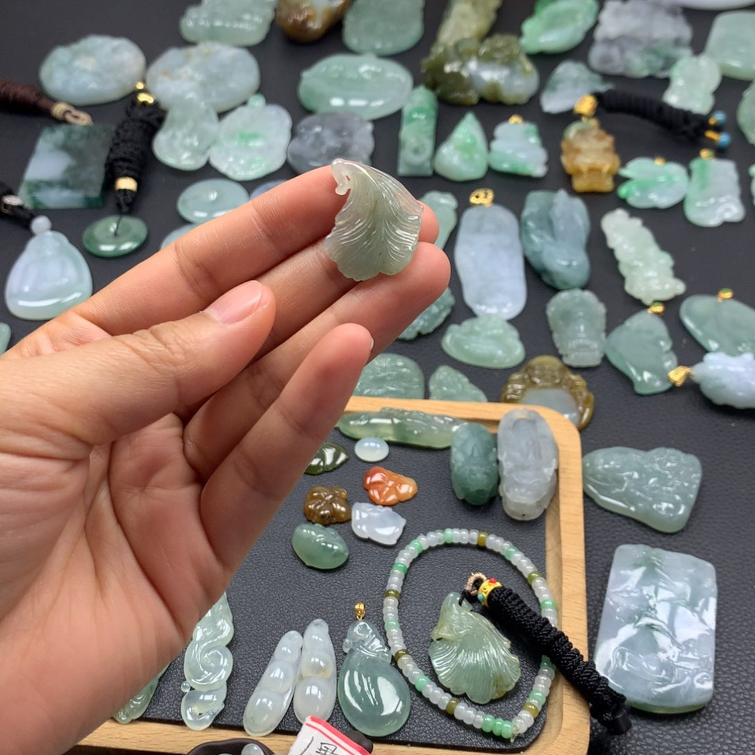 翡翠颈饰未镶嵌银杏叶