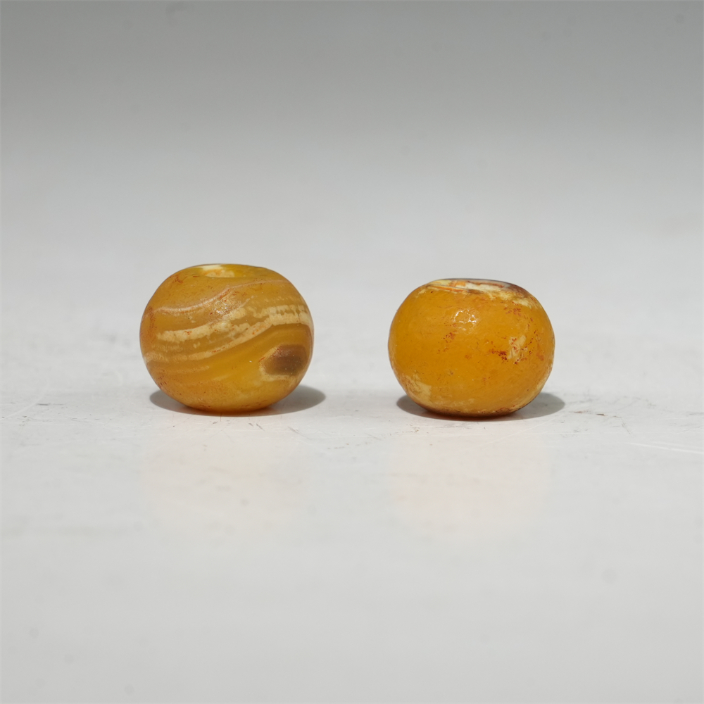 lot61342 明代 黄玛瑙珠一对