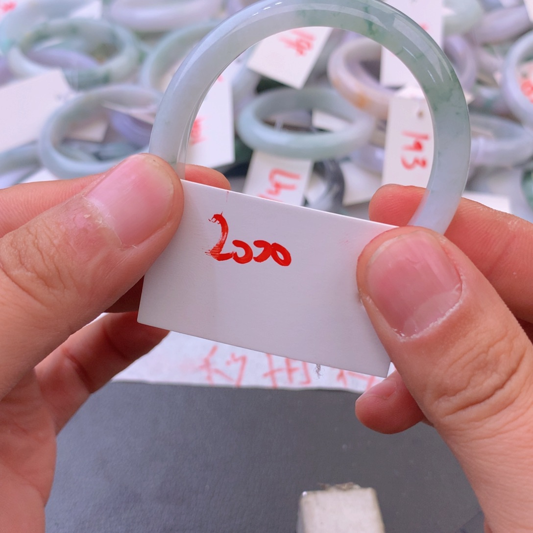 翡翠手镯未镶嵌言*