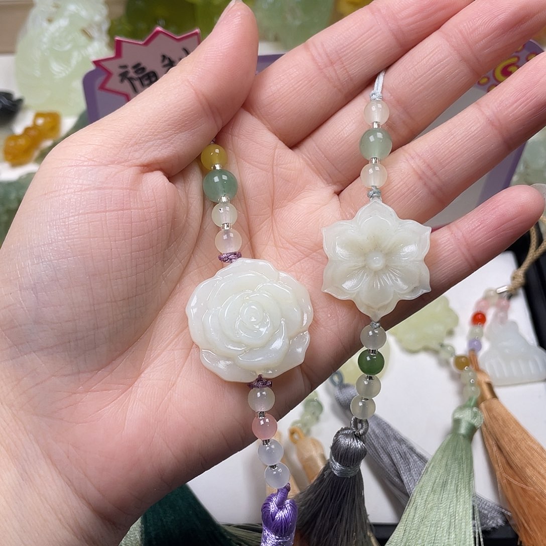 叶***陆蛇纹石玉未镶嵌颈饰