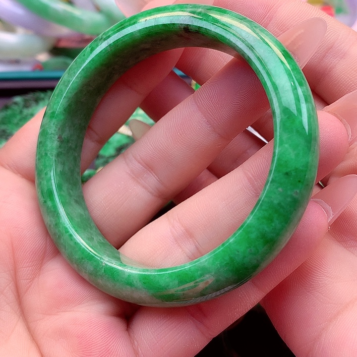 翡翠手镯未镶嵌翡翠手镯