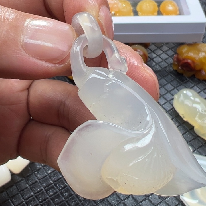 石英质玉（黄龙玉）颈饰未镶嵌