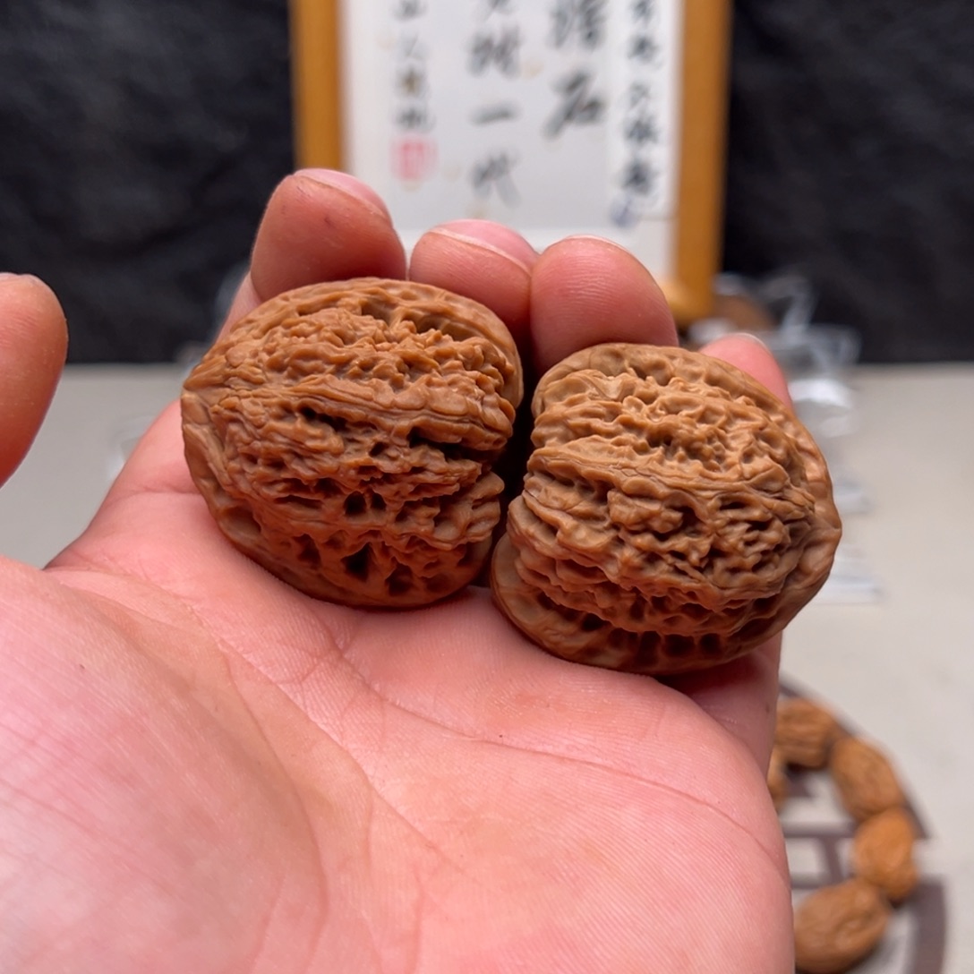 哎***喂文玩核桃把件南疆38色差黄点