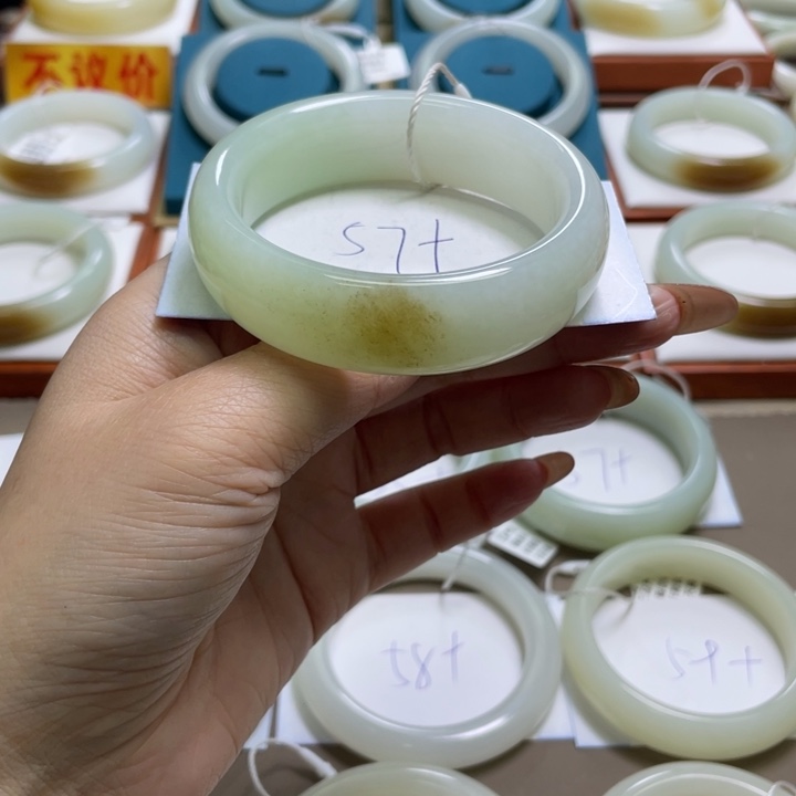 和田玉手镯未镶嵌