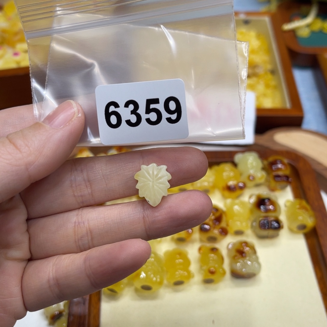 琥珀珠宝奇石未镶嵌