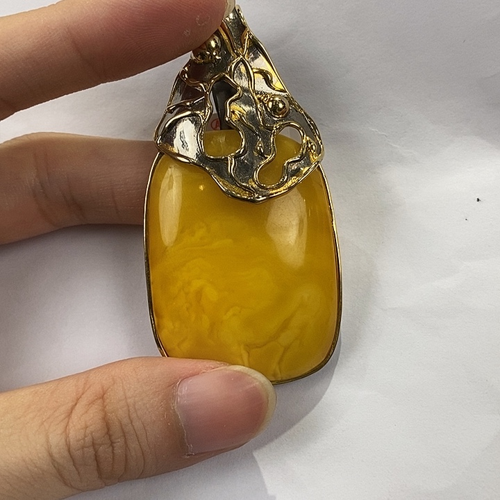 琥珀未镶嵌颈饰多人