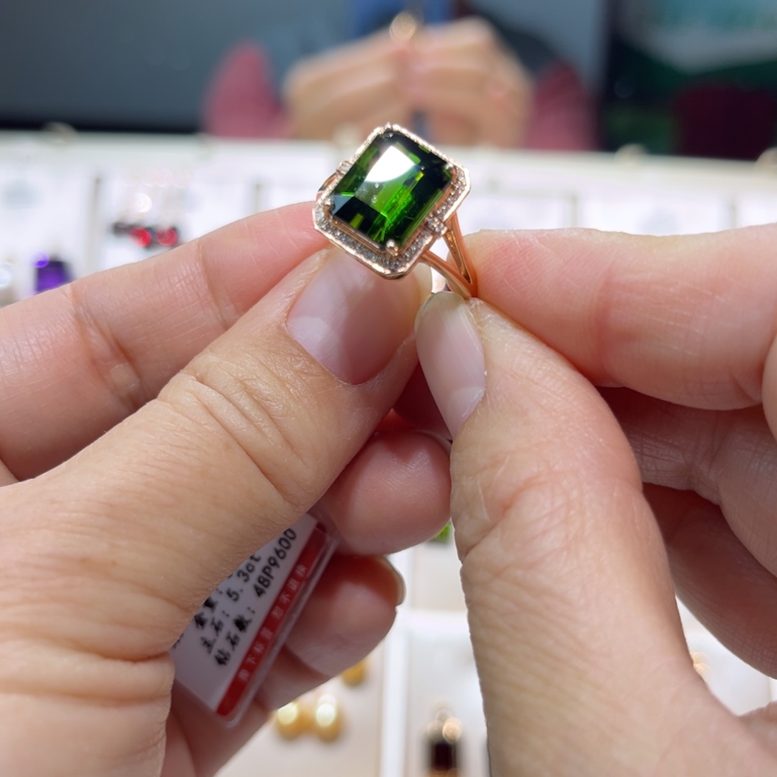 雨****戒指18K金镶嵌碧玺