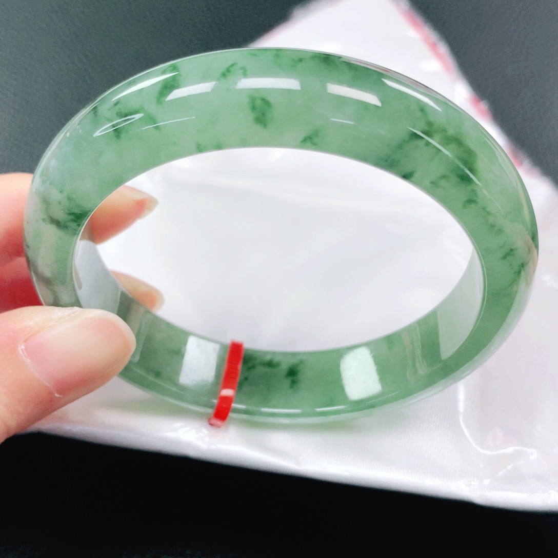 翡翠手镯未镶嵌56圈