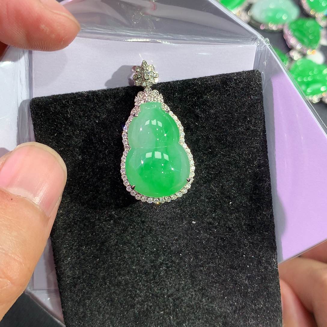 翡翠吊坠(赠链)18K金镶嵌