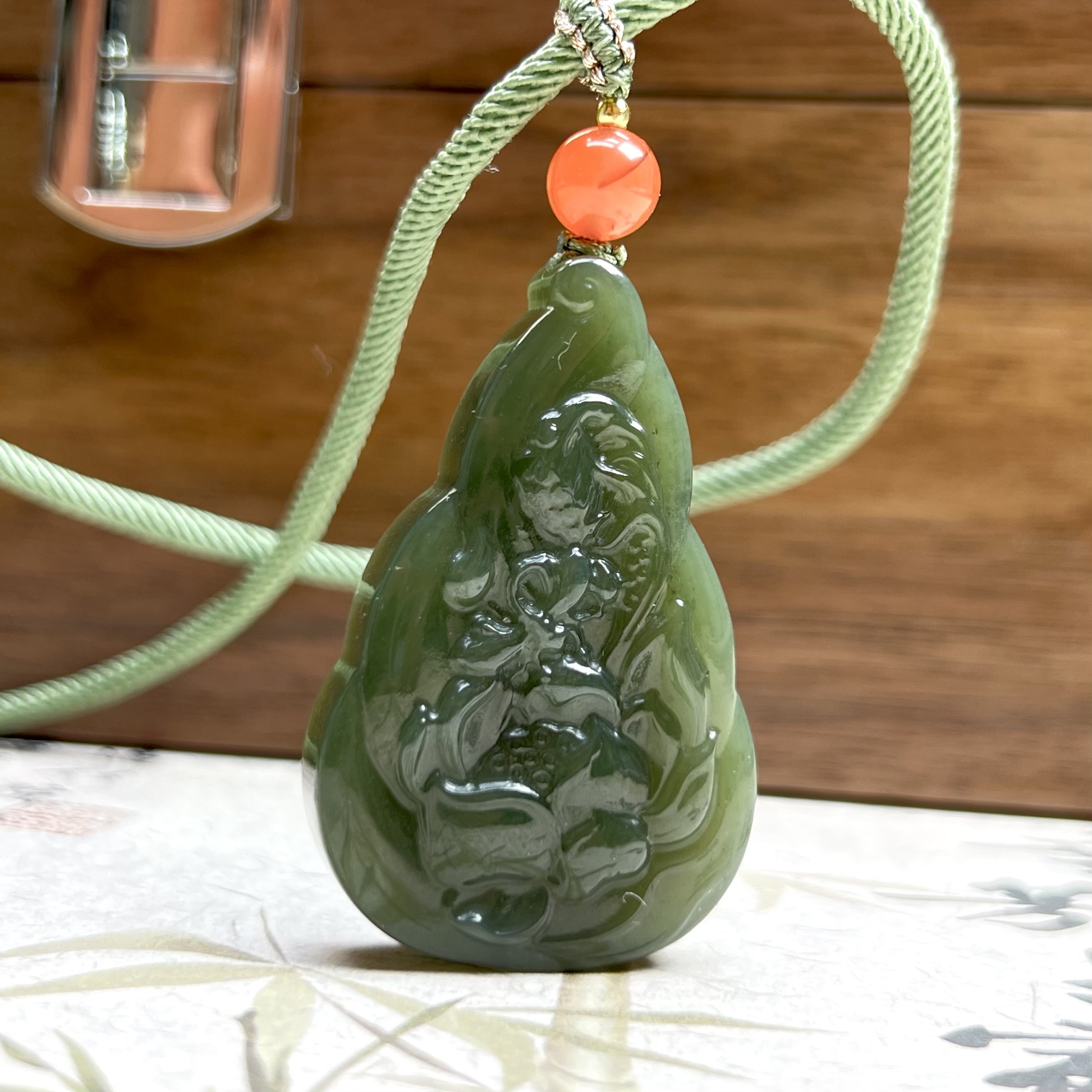 绿池擢素新疆天然和田玉黄口料荷花吊坠