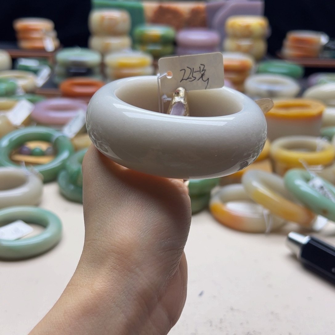 石英质玉手镯未镶嵌