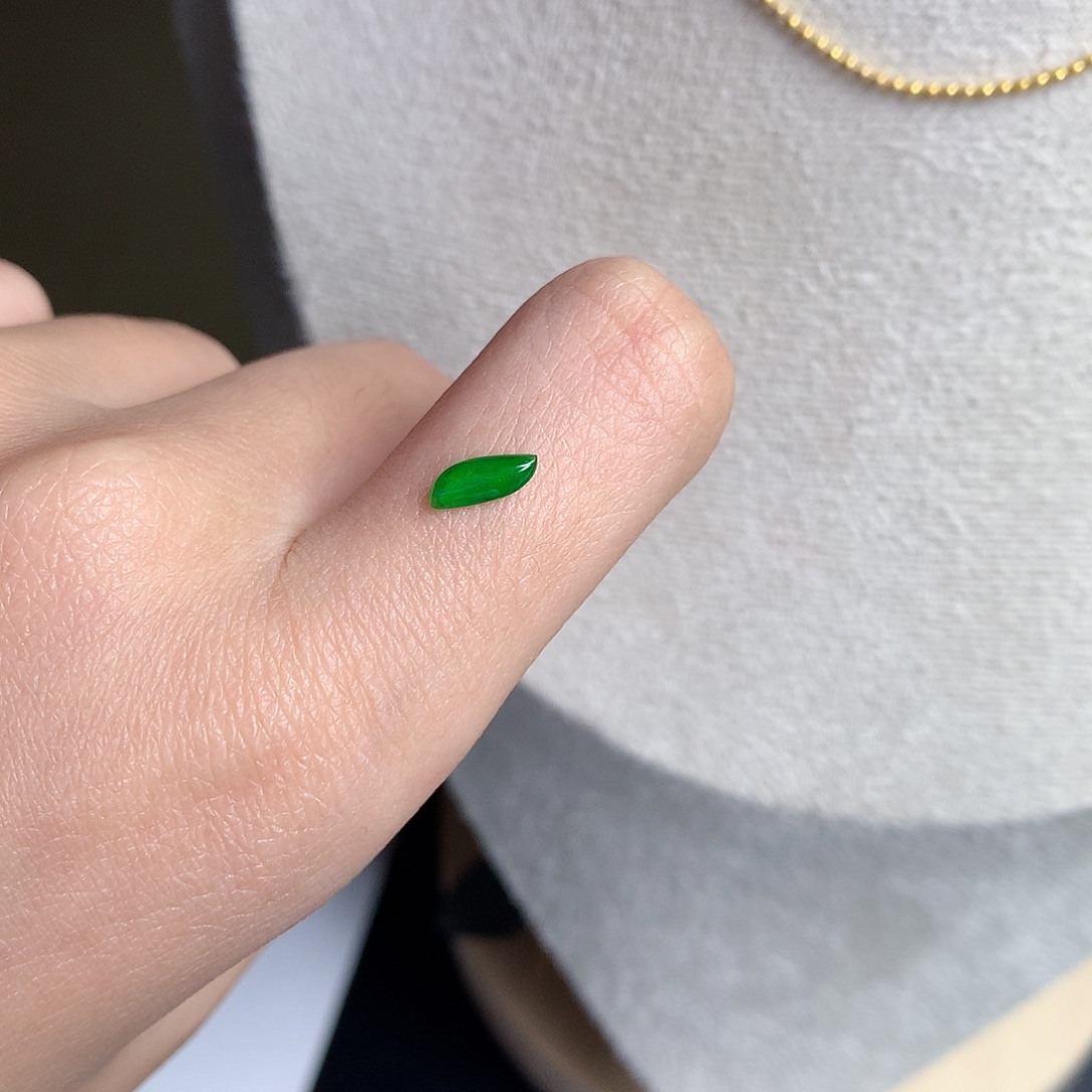 翡翠裸石缅甸天然A货翡翠阳绿随形