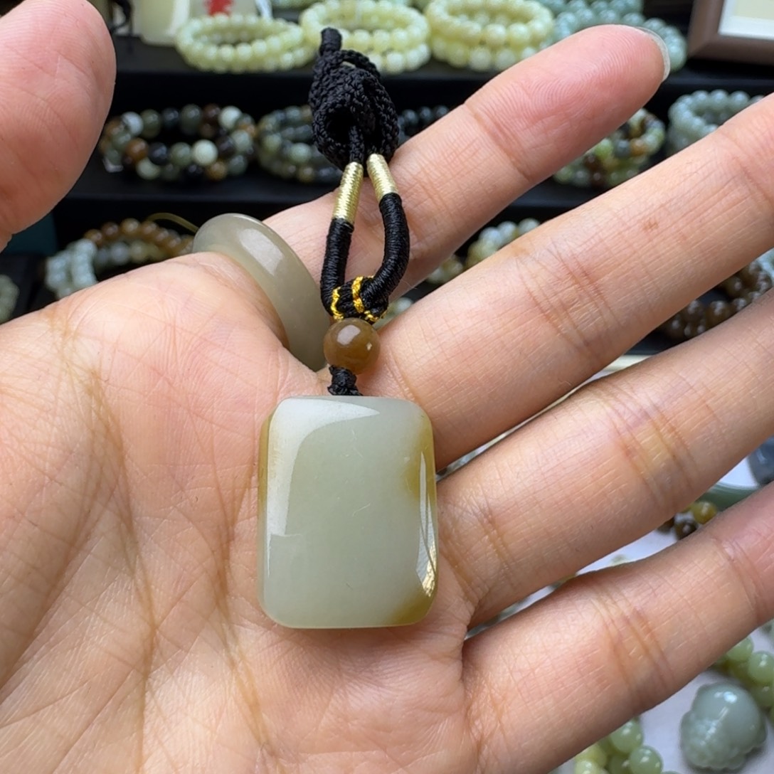 肥***肥和田玉（糖玉）未镶嵌颈饰