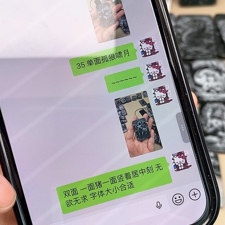 颈饰未镶嵌和田玉为****着