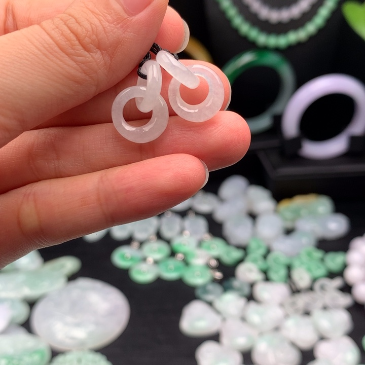 翡翠未镶嵌耳饰环环相扣