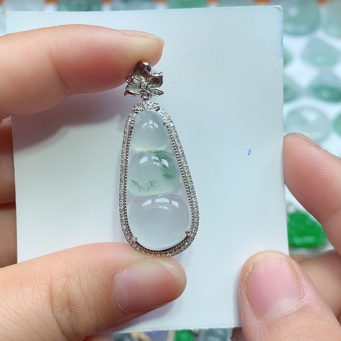 翡翠颈饰18K金镶嵌豆