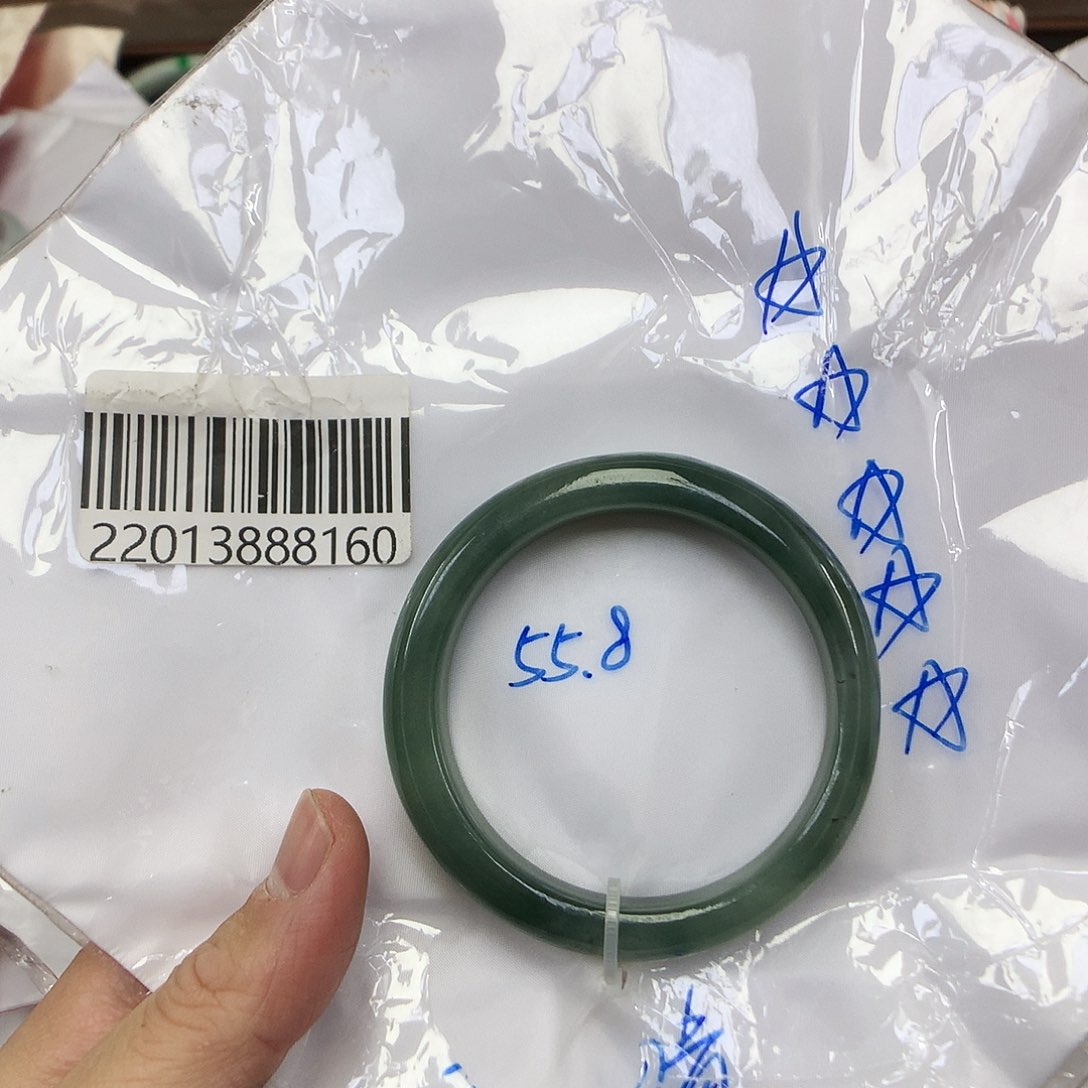 翡翠手镯未镶嵌雯***?天然缅甸翡翠手镯