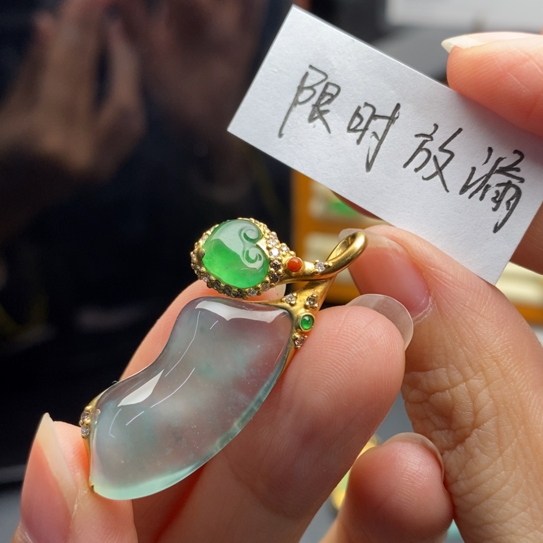 定制翡翠18K金镶嵌       高冰冰蓝随形