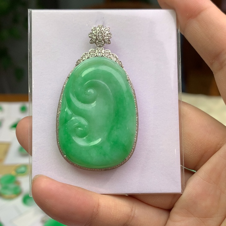 翡翠18K金镶嵌颈饰翡翠吊坠