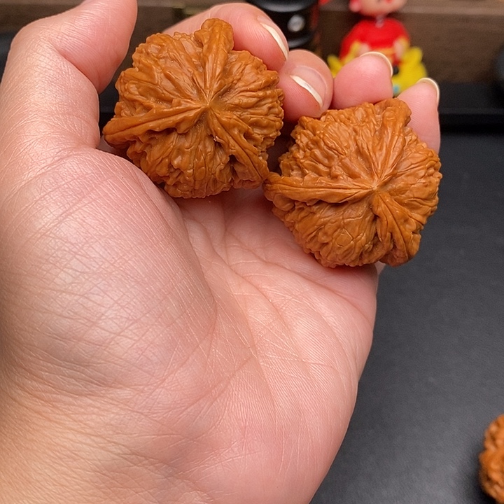 于***生文玩核桃把件白奔