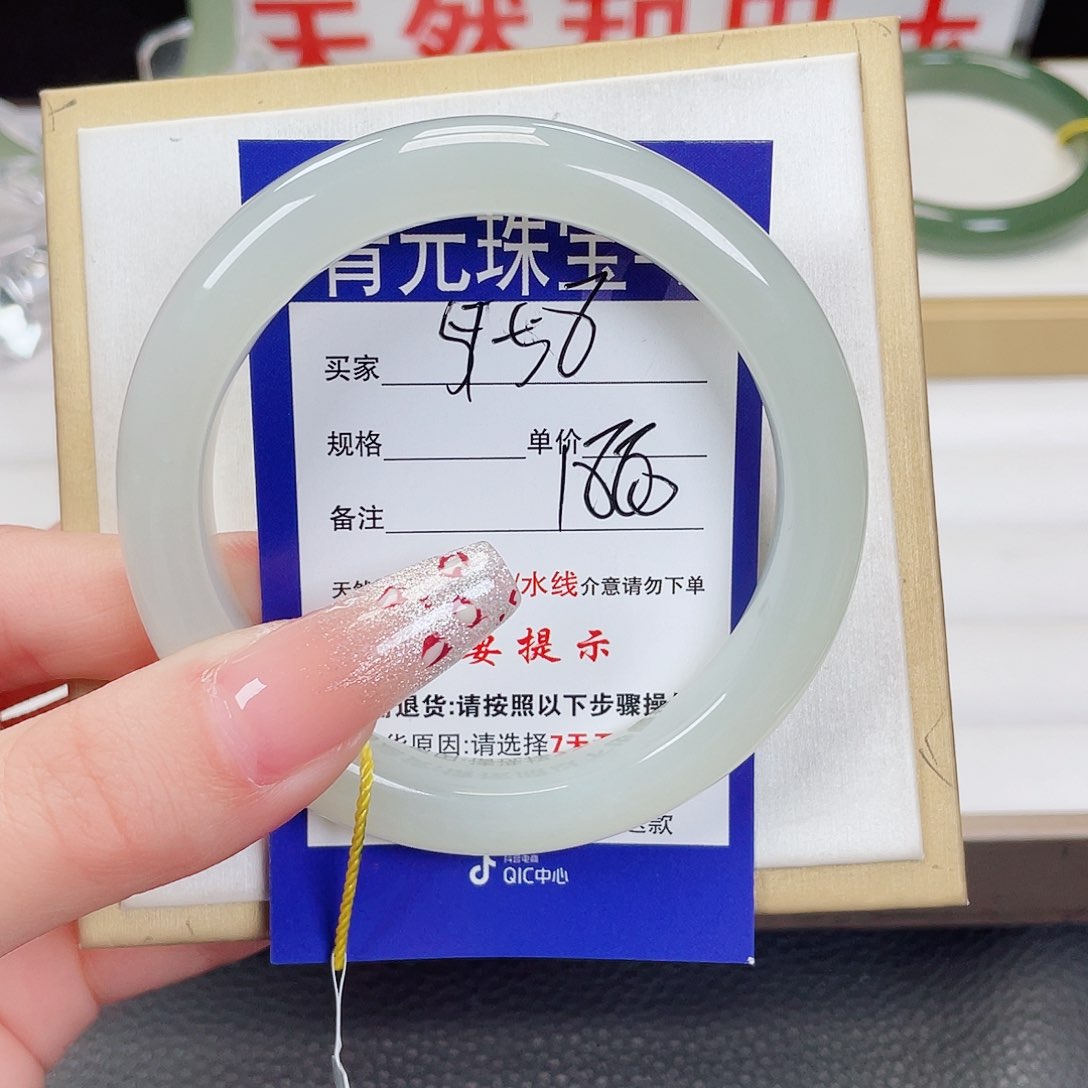 和田玉手镯未镶嵌翻****.
