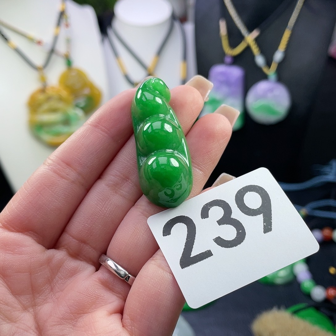 翡翠未镶嵌吊坠(赠链)