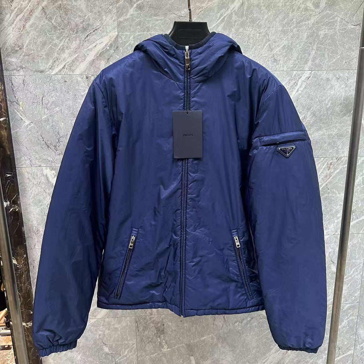 未使用 Prada/普拉达 深蓝色连帽钢标棉服双面双穿外套/52码